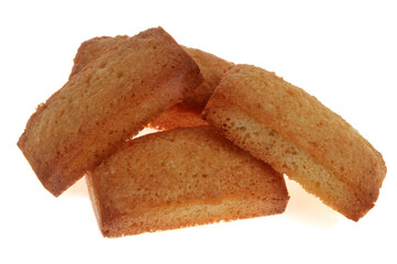 Financiers aux amandes entassés en gros plan sur fond blanc
