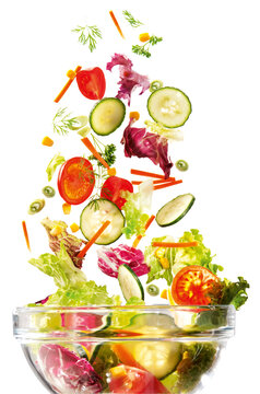 Salat fallend in Sch&uuml;ssel, Gemischter Salat, Salatbar, Salattheke