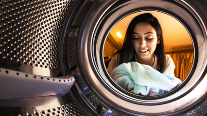 Femme heureuse qui sort son linge propre