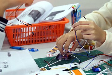 Students experiment with simple electronic circuits. Principles of traffic light circuits. Soft and...