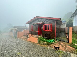 Pequena casa de madeira