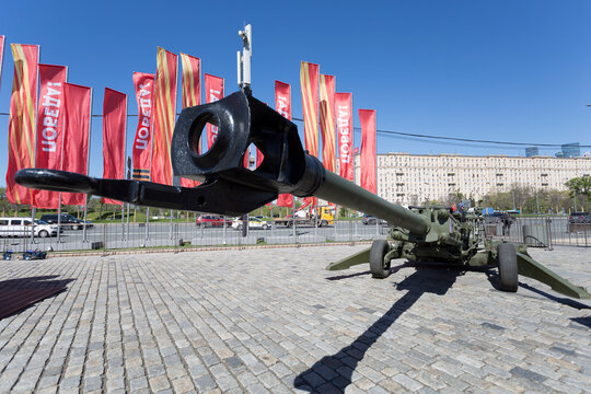 Выставка трофейной военной Exhibition of captured military equipment on Poklonnaya Gora in Moscow. The M777 155 mm howitzer, manufactured in the USA.