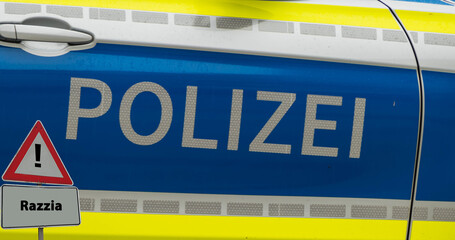 Symbolfoto Razzia Polizei Polizeiauto