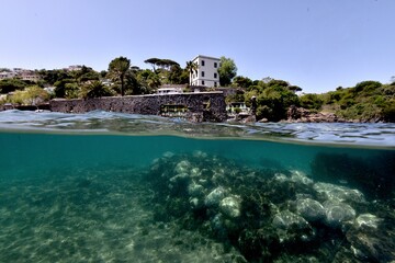 https://it.wikipedia.org/wiki/Torre_Guevara_(Ischia)

torre di Michelangelo e mura romane sommerse