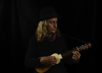 Obraz premium woman playing music typical of the canary islands