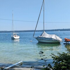 schonen sonnige Tag am see stehen Boote in wasser 