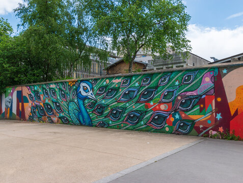 Fresque murale, street art, pr&egrave;s du canal de l'Ourcq, 19&egrave;me arrondissement, Paris, France