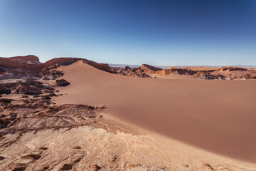 Obraz premium desert landscape of Valles de la Luna, in Atacama, Chile
