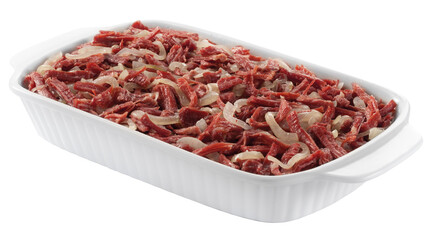 tigela com carne seca desfiada com cebola grelhada isolado em fundo transparente