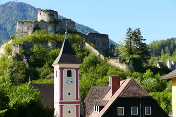 Fototapeta premium Burgruine und Ort Klamm, Ausflugsziel am Semmering