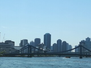 Fototapeta premium 隅田川沿いに見る清洲橋と摩天楼風景と空