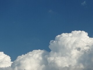 夏の青空と白い雲　文字入れ広告向き写真