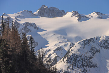 Frühling im Mont-Blanc-Massiv; Blick vom Col de la Forclaz zur Aiguille de Tour (3540) mit Glacier...
