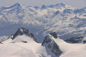 Hochalpine Bergwelt; Blick von der Aiguille du Midi über das Aostatal auf Grivola (3969) und Gran...