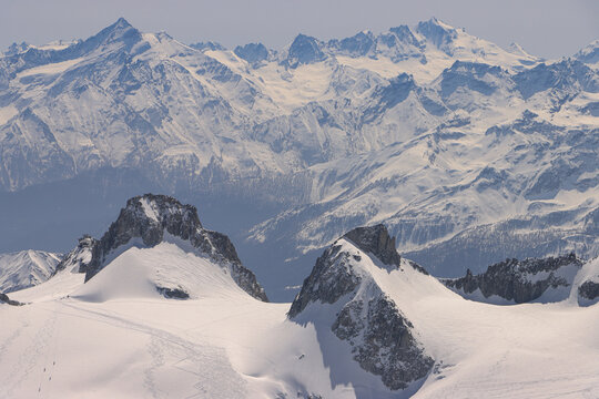 Hochalpine Bergwelt; Blick von der Aiguille du Midi &uuml;ber das Aostatal auf Grivola (3969) und Gran Paradiso (4061)