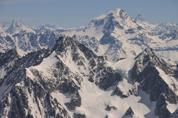 Imposante Alpengipfel im Fokus; Blick von der Aiguille du Midi nach Nordosten auf die Walliser...