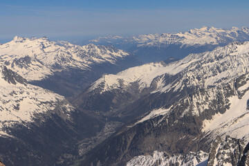 Frühling in den Hochalpen; Blick von der Aiguille du Midi  nach Norden in Richtung Dents du Midi...