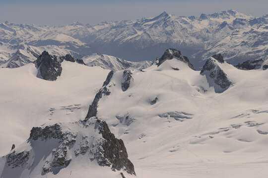 Majest&auml;tische Alpenlandschaft der Grajischen Alpen; Blick von der Aiguille du Midi noch Osten auf die italienischen Gipfel Grivola (3969) und Grand Paradiso (4061)