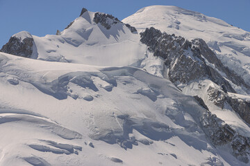 Blick von der Aiguille du Midi zum König der Alpen; Mont Blanc (4810), davor der Mont Maudit...