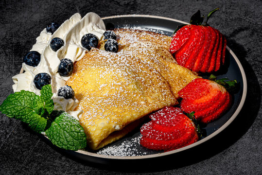 naleśniki, bor&oacute;wki, truskawki, mięta, bita śmietana, jedzenie, deser, słodki, owoc, posiłek, śniadanie, przekąska, ciasta, świeże, przepyszny, ciasto, ser, blueberry, owoce