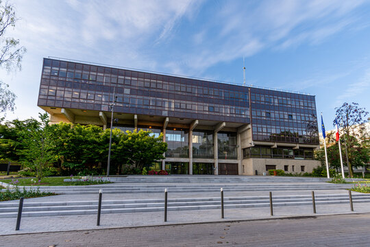 Tremblay-en-France, France - 3 mai 2024: Vue ext&eacute;rieure de l'h&ocirc;tel de ville de Tremblay-en-France, dans le d&eacute;partement fran&ccedil;ais de Seine-Saint-Denis, en r&eacute;gion Ile-de-France, au nord-est de Paris