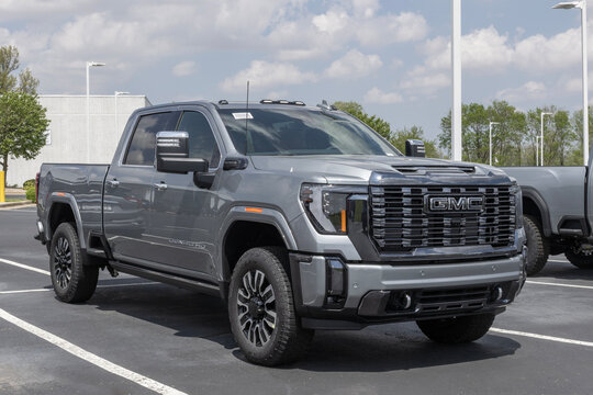 GMC Sierra 2500 4WD Denali Ultimate display. GMC Offers the Sierra 2500 in Pro, SLE, SLT, AT4 and Denali models. MY:2024