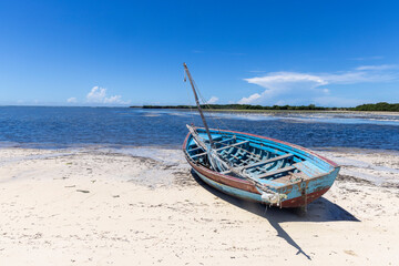 Idyllische Sandbucht im Norden Madagaskars mit einem blauen Holzboot