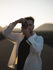Fototapeta premium Hombre turista sacando fotos en Timanfaya Lanzarote