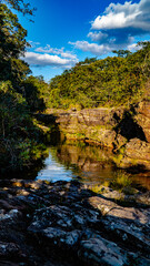 Naklejka na ściany i meble Natureza Cachoeiras Árvores Chapada dos Veadeiros Goiás Brasil Paisagem Beleza Cênica Aventura Trilhas Parque Nacional Cerrado Biodiversidade Rios Riachos Flora Brasil Maravilhas Naturais Explorar