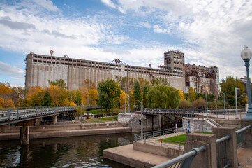 Couleurs d'automne à l'ancien élévateur à grains du Vieux-Port de Montréal