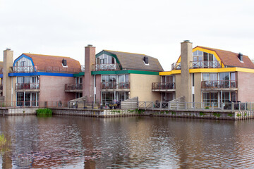 Häuser in einer Reihe mit Ferienwohnungen im Landal Beach Resort Ooghduyne