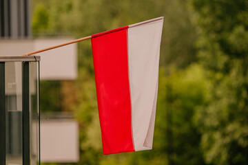 Polska Flaga na balkonie © rozentuzjazmowany