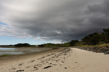 Nuages menaçant sur une plage en Bretagne - France