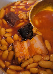 Fotografia en primer plano de un plato de Fabada Asturiana, típico de la región de Asturias, España.