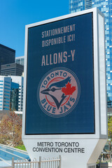Obraz premium Toronto Blue Jays (French) - led billboard at entrance to Metro Toronto Convention Centre (MTCC) South Building located at 222 Bremner Boulevard
