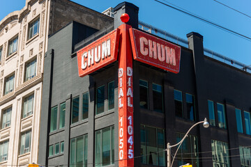 Obraz premium vintage neon sign of CHUM Dial 1050 AM on the corner of a building at Richmond Street West and Duncan Street in Toronto, Canada