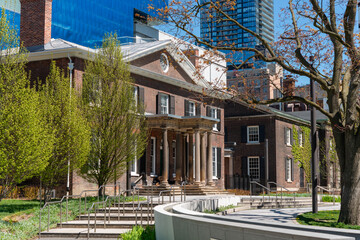 Obraz premium exterior of Art Gallery of Ontario complex featuring historic Grange House (1817) and above Frank Gehry's South Gallery Block and exterior winding staircase