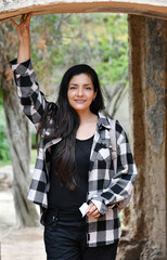 Mujer joven latina de viaje por la ciudad de Antigua Guatemala, viajera y aventurera.