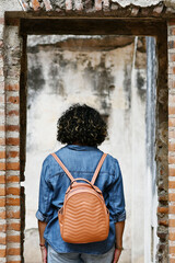 Mujer entrando por una puerta antigua en las ruinas de Antigua Guatemala.