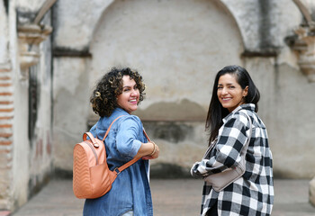 Amigas latinas de viaje por Antigua Guatemala, mujeres adultas bonitas sonriendo y pasándola bien.