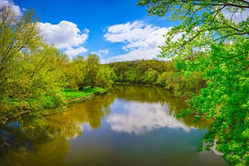 Obraz premium Sioux Falls South Dakota Spring Landscape over the Big Sioux River at Parsly Park in the upper midwest of America