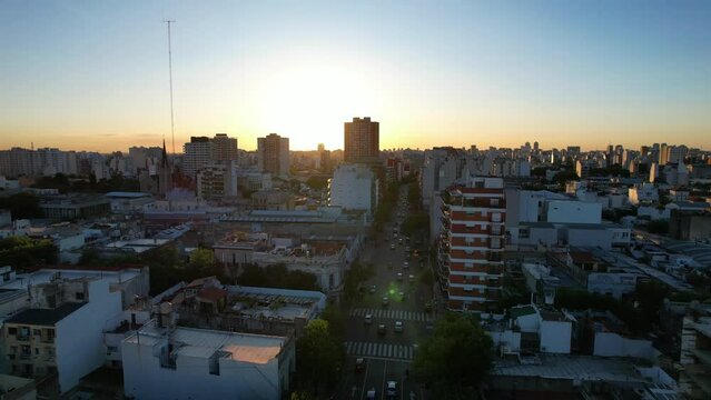 Vista panor&aacute;mica de la ciudad de buenos aires con calle y transito. Atardecer. Vista desde dron. Edificios.