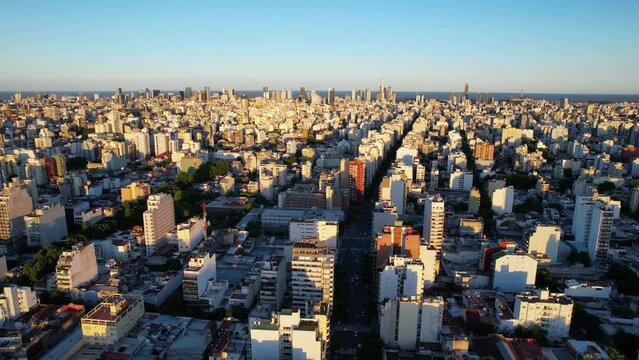 Vista panor&aacute;mica ascendente ciudad de buenos aires con vista al r&iacute;o de la plata al atardecer, vista desde dron. Argentina.