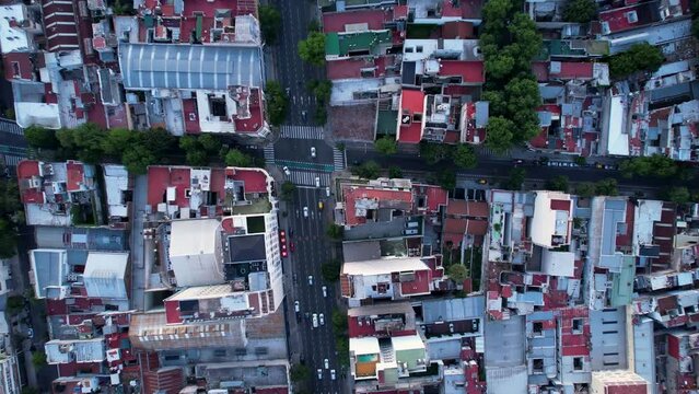 Cruce de calles en la ciudad con transito cenital. Ciudad de Buenos Aires, Argentina. Dron.