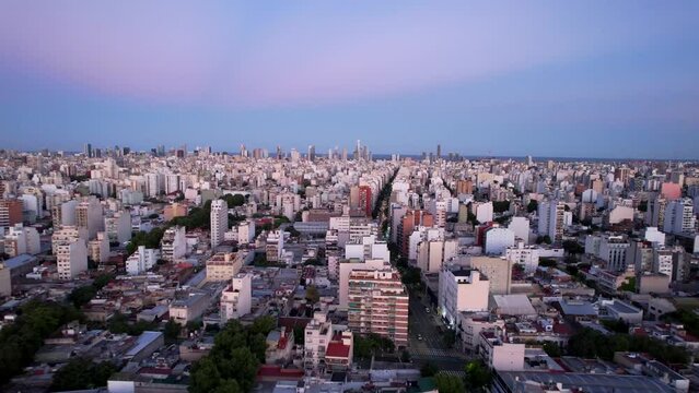 Hora m&aacute;gica en la ciudad desde dron. Ciudad de Buenos Aires, Argentina.