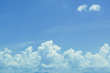 Naklejka premium clear blue sky with white cloud, good weather in the morning have a nice day
