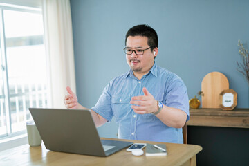 Fototapeta na wymiar オンラインミーティング中の大柄な日本人男性