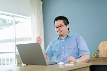 オンラインミーティング中の大柄な日本人男性