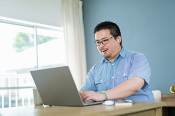 Fototapeta premium 自宅でリモートワークをする大柄な日本人男性