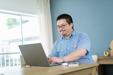 自宅でリモートワークをする大柄な日本人男性